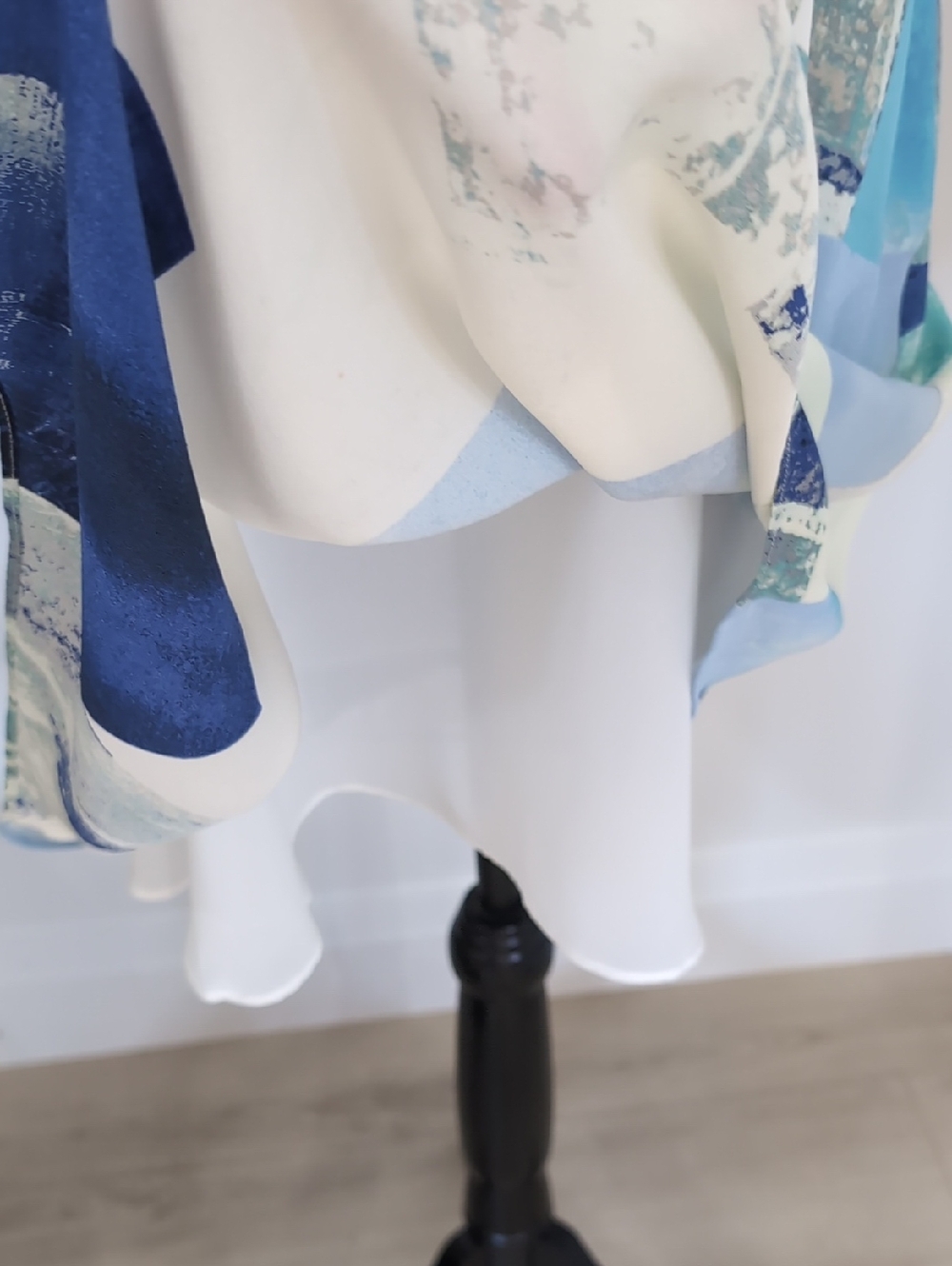 WILFRED | Women's Blue/White Abstract Sleeveless 100% Silk Mini Dress - Picture 3 of 6